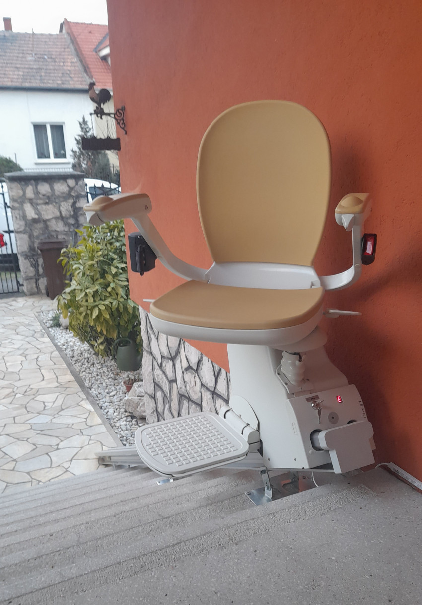 Egyenes széklift, használt lépcsőlift beépítés kültéren is