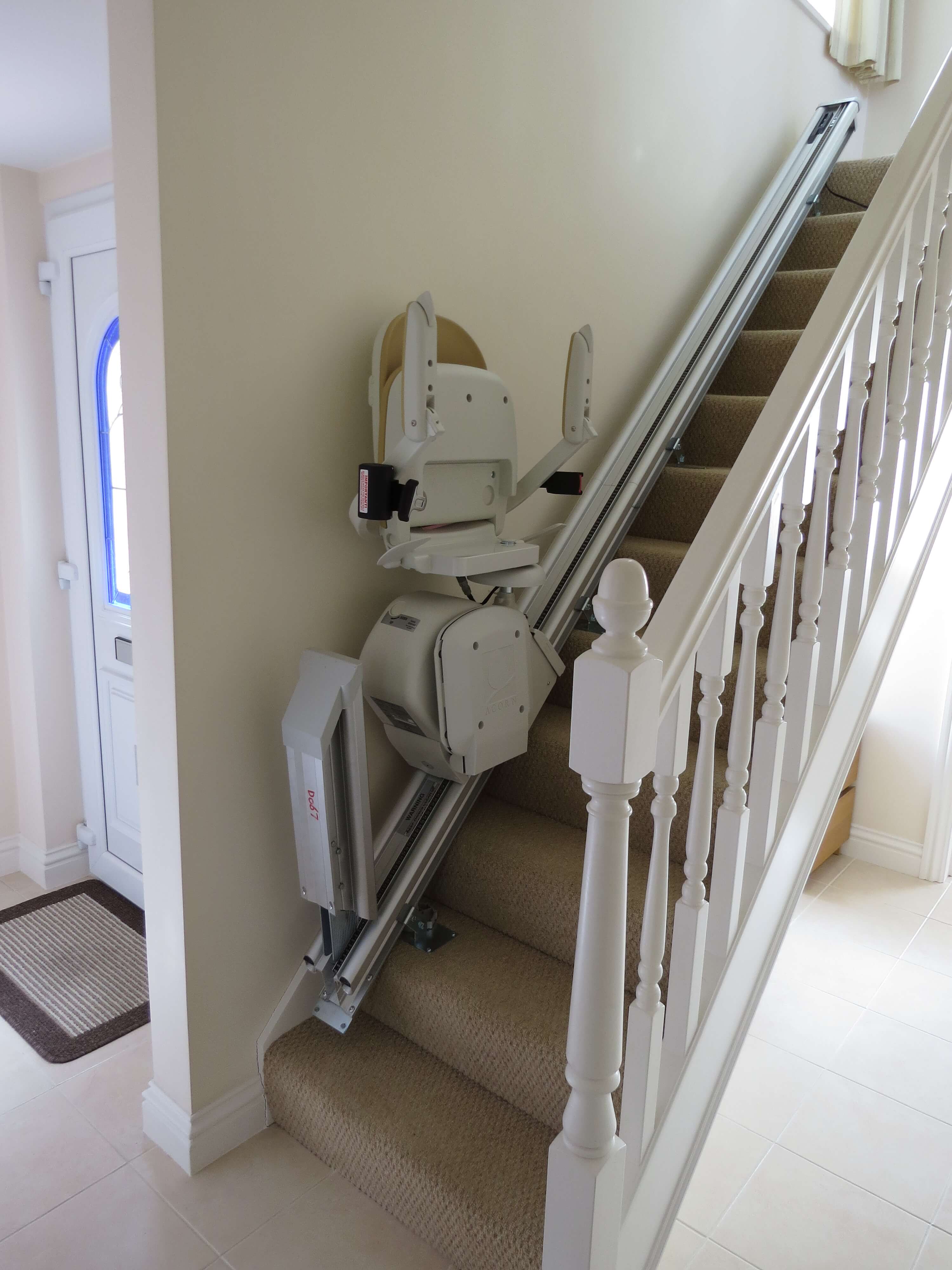 Felhajló sínvégű széklift