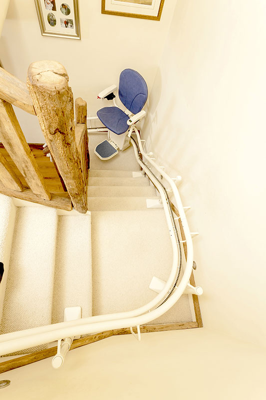 Kanyaródó lépcsőlift beépítés