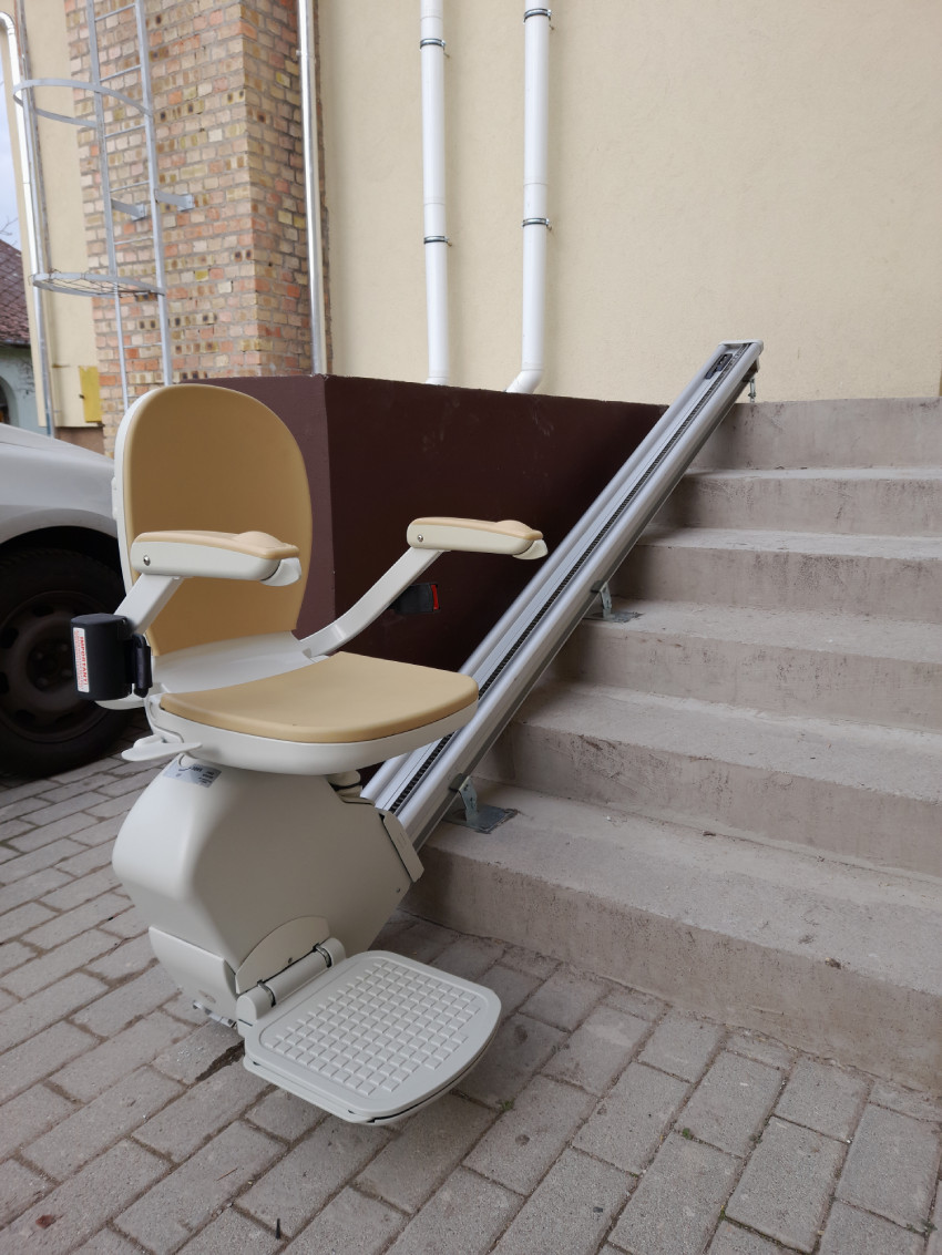 Kültéren telepíthető egyenes lépcsőlift