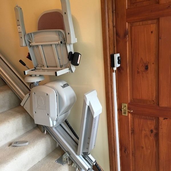 Felhajló sínvégű lépcsőlift